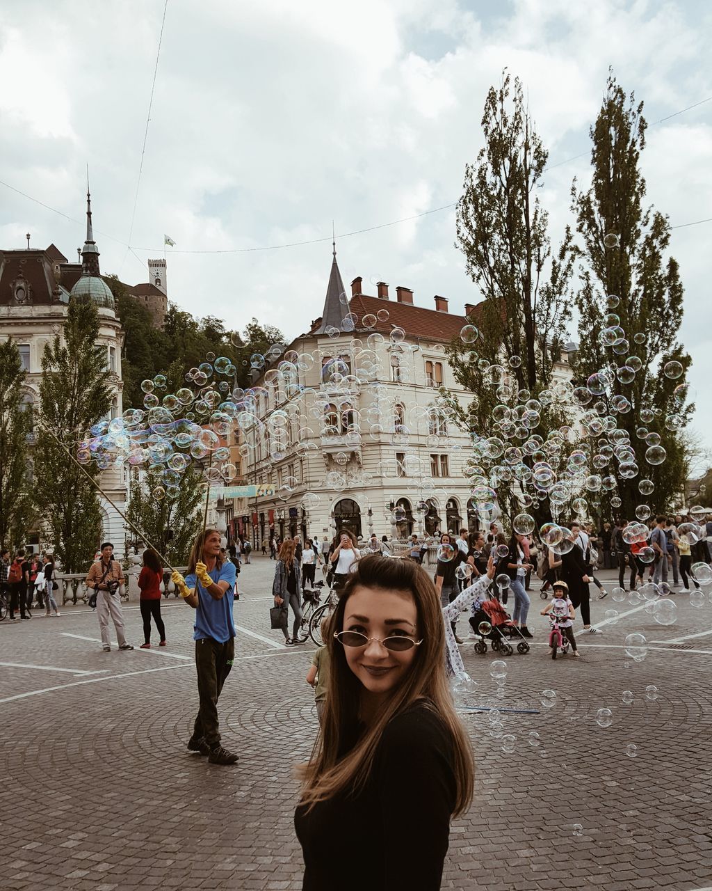 architecture, built structure, building exterior, real people, women, lifestyles, leisure activity, city, group of people, sky, large group of people, tree, adult, crowd, nature, day, building, cloud - sky, tourism, outdoors