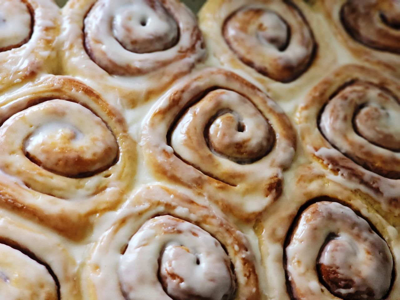 food, food and drink, cinnamon roll, dish, freshness, baked, dessert, close-up, cuisine, indoors, no people, sweet food, produce, still life, full frame, temptation, sweet, backgrounds