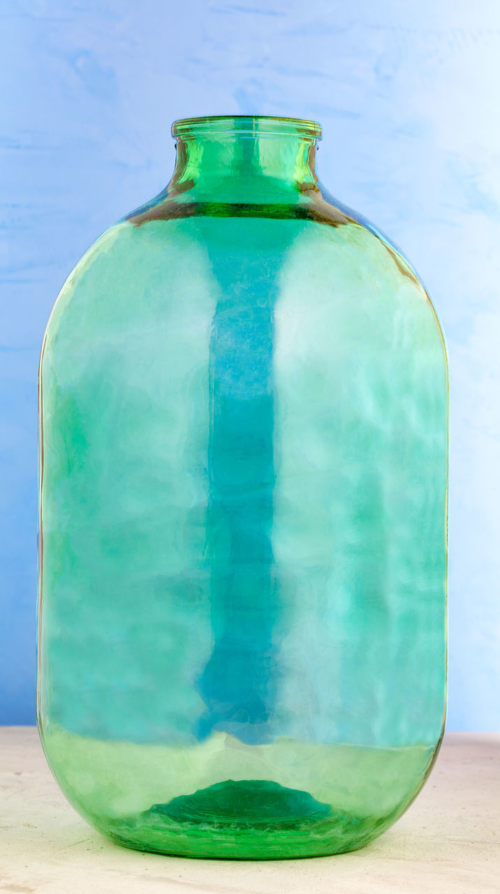 CLOSE-UP OF DRINK IN GLASS BOTTLE