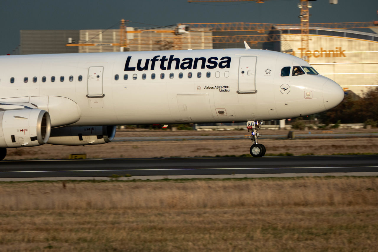 SIDE VIEW OF AIRPLANE AT AIRPORT