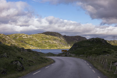 Road leading to lake in mountains