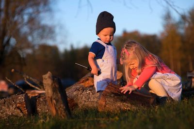 Full length of mother and daughter outdoors