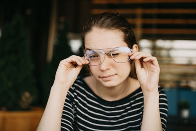 Portrait of beautiful young woman wearing eyeglasses