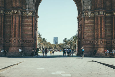 People at triumphal arch