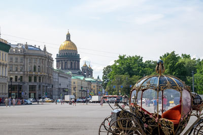 Saint-petersburg, russia. august 11, 2021. view of st. isaac's cathedral from palace square 