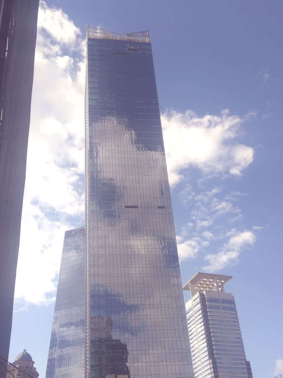 LOW ANGLE VIEW OF MODERN BUILDING AGAINST SKY