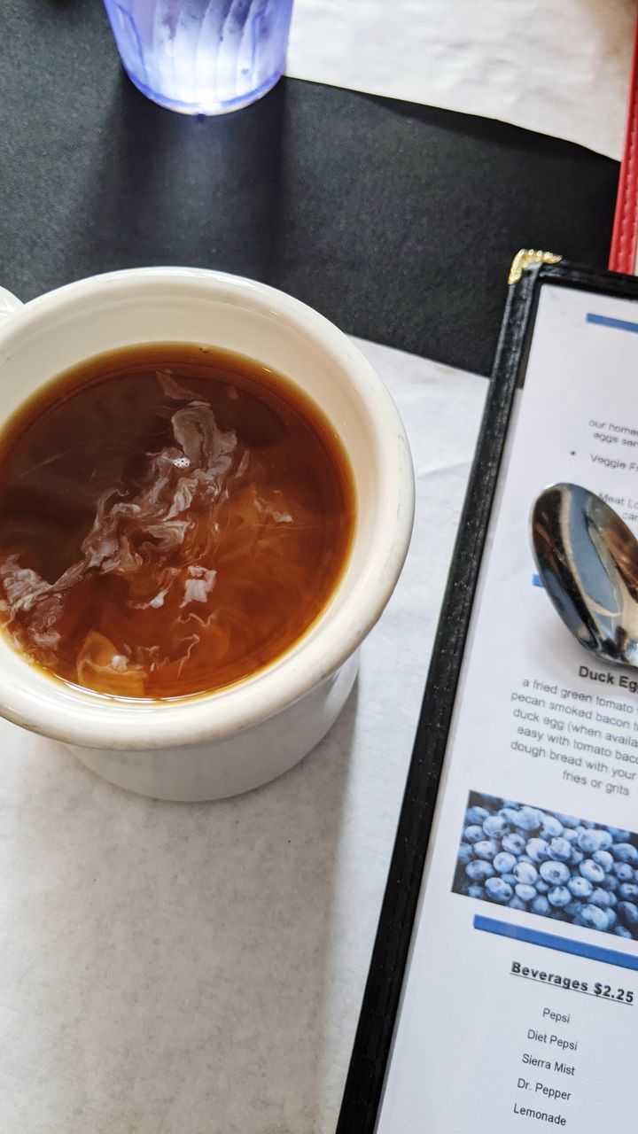 HIGH ANGLE VIEW OF TEA IN BOWL ON TABLE