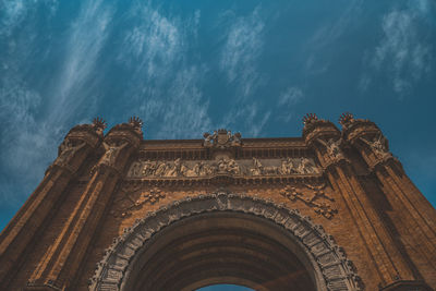 Architectural archway in old town barcelona 