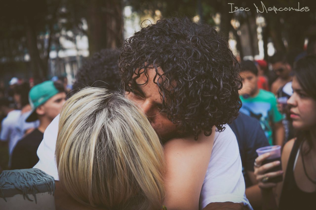 lifestyles, focus on foreground, leisure activity, headshot, person, incidental people, waist up, casual clothing, head and shoulders, holding, close-up, rear view, men, outdoors, day, long hair, young adult