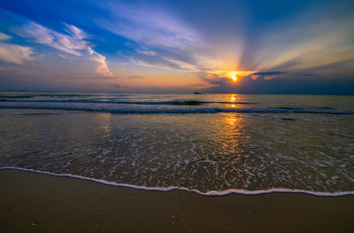 Beautiful cloudy on sunrise at khanom beach, nakhon si thammarat, south thailand, 