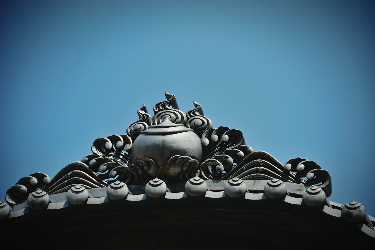 LOW ANGLE VIEW OF STATUE AGAINST CLEAR BLUE SKY