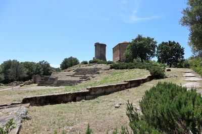 Old ruin building against sky