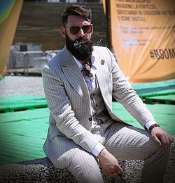 Portrait of young man sitting in sunglasses