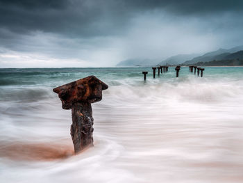 Long exposure of waves in sea against sky