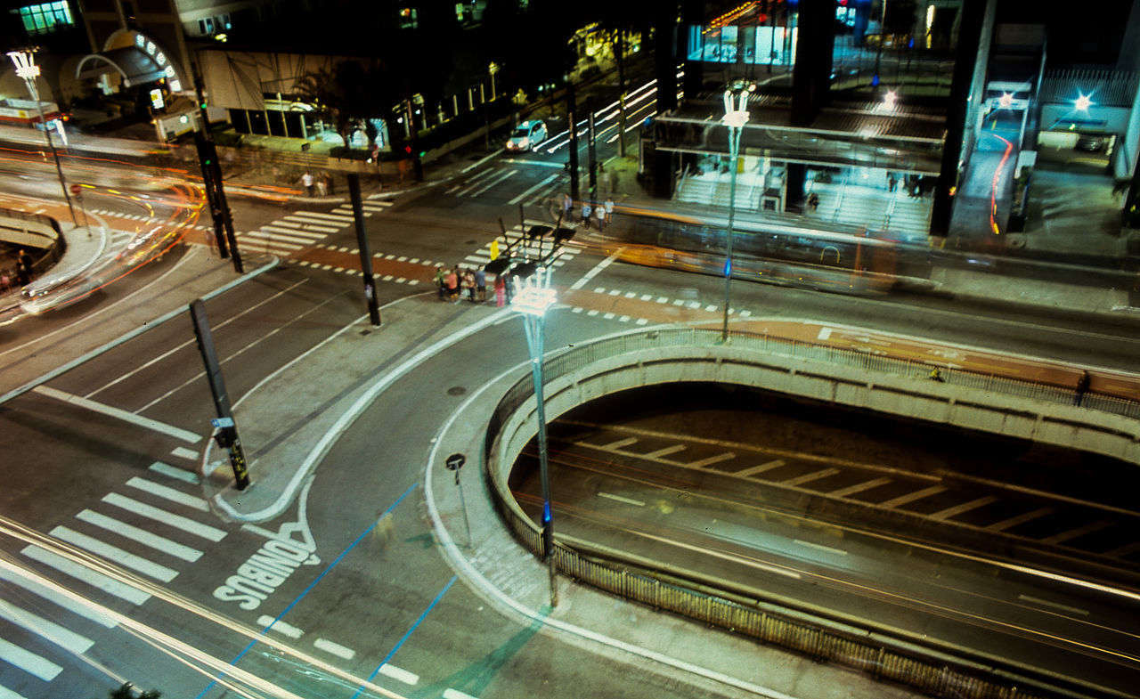 HIGH ANGLE VIEW OF TRAFFIC ON ROAD