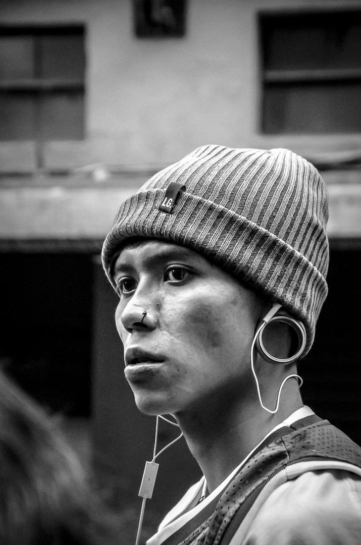 headshot, one person, real people, focus on foreground, young adult, lifestyles, headphones, side view, cap, outdoors, young women, day, close-up, people