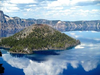 Panoramic view of lake and mountains against sky