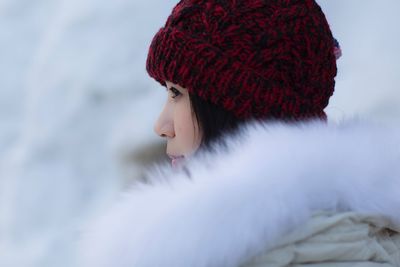 Side view of young woman in snow