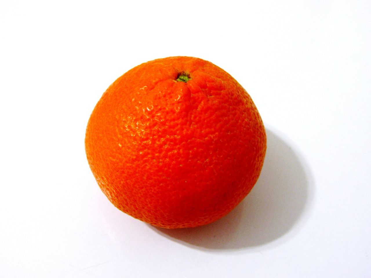 CLOSE-UP OF ORANGE ON WHITE BACKGROUND