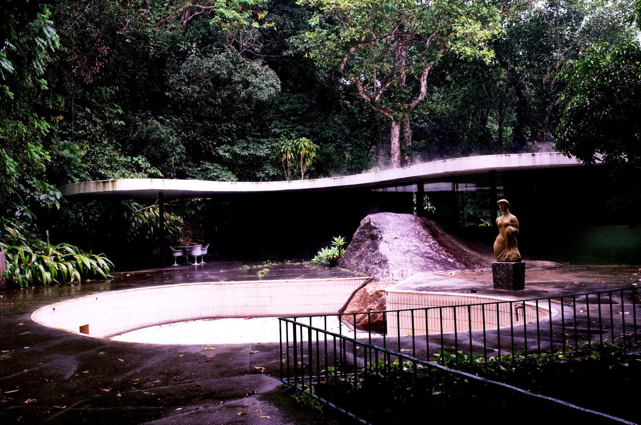 FOUNTAIN IN SWIMMING POOL