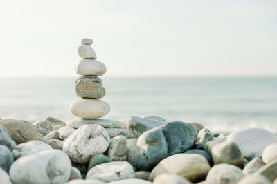 Zen pyramid of balanced stones on a background of the sea and blue sky. concept of spiritual harmony