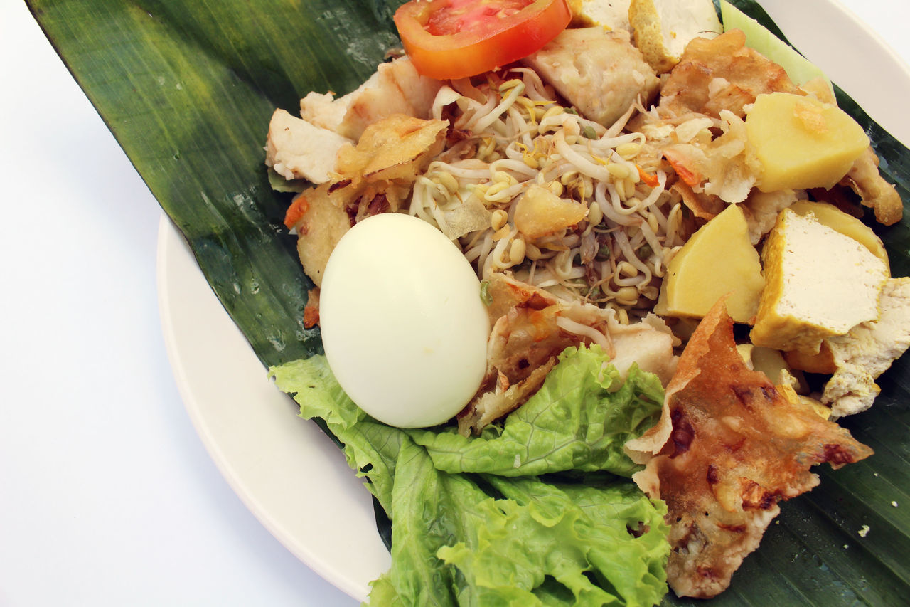 CLOSE-UP OF CHOPPED FRUITS IN PLATE WITH VEGETABLES