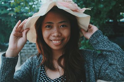 Close-up portrait of a smiling young woman