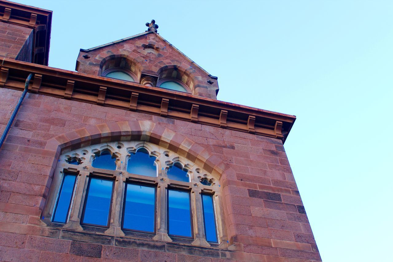 LOW ANGLE VIEW OF BUILDING AGAINST CLEAR SKY