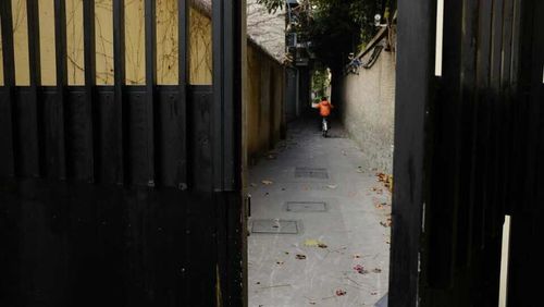 Narrow alley in alley