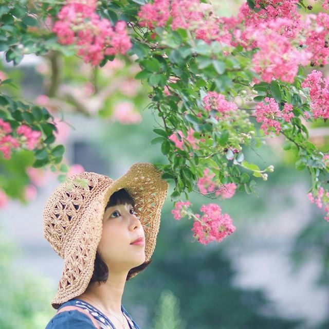 lifestyles, flower, focus on foreground, leisure activity, person, young adult, headshot, young women, holding, smiling, waist up, looking at camera, casual clothing, portrait, front view, childhood, close-up, park - man made space