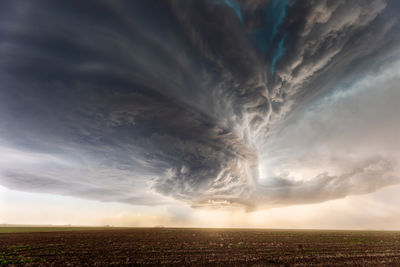 Dramatic storm cloud from a supercell thunderstorm near hereford, texas