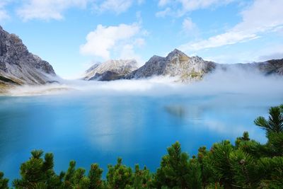 Panoramic view of lake and mountains against sky