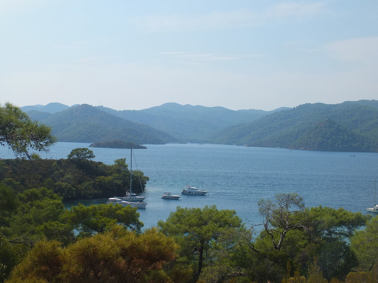 SCENIC VIEW OF SEA AGAINST MOUNTAINS