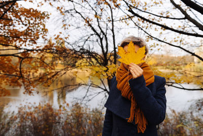 Faceless portrait of a short-haired blonde in the autumn in the park