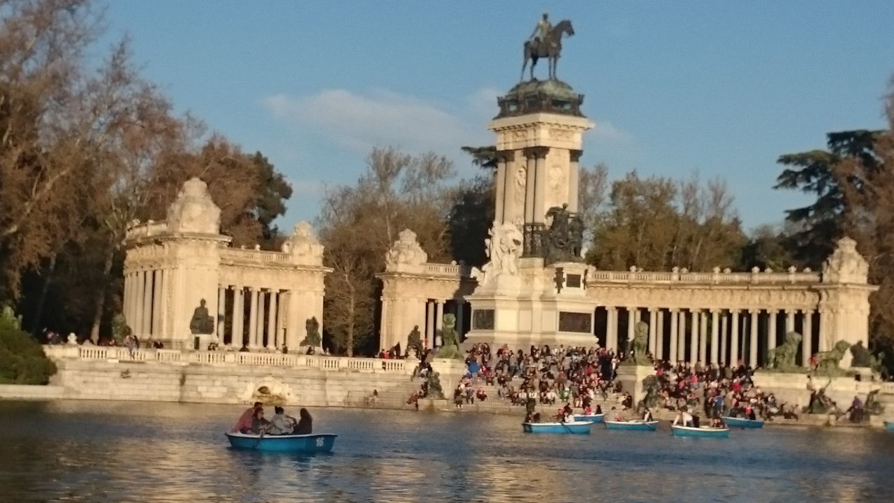 VIEW OF FOUNTAIN IN CITY