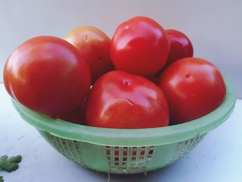 Close-up of cherries in bowl