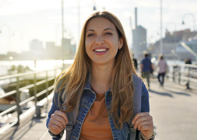 Beautiful excited school exchange girl visiting us city within the exchange program