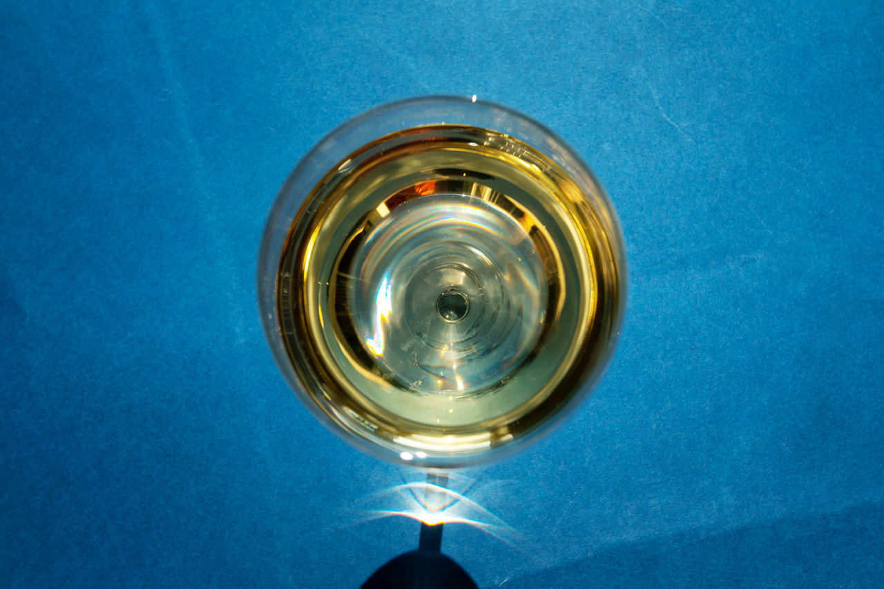 HIGH ANGLE VIEW OF DRINK IN GLASS