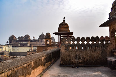 Beautiful view of orchha palace fort, raja mahal and chaturbhuj temple from jahangir mahal, orchha