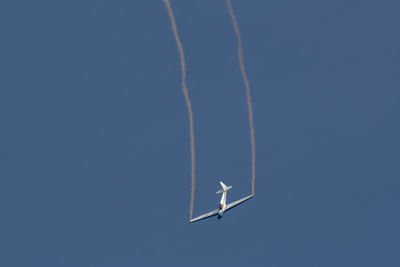 A fournier rf4 motor glider trailing smoke from the wing tips