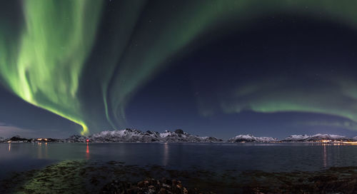 Aurora polaris over water