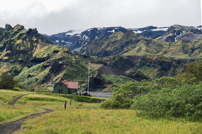 Mountain refuge in iceland for hikers exploring beautiful icelandic landscape