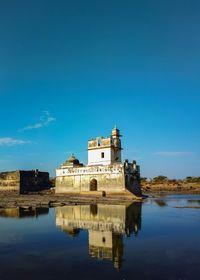 Reflection of queen padmini fortress in lake