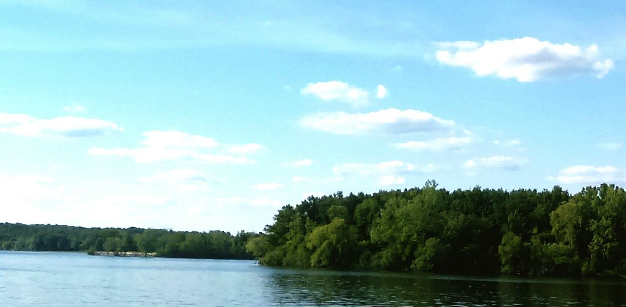 tree, water, tranquil scene, tranquility, sky, waterfront, scenics, lake, beauty in nature, nature, river, cloud - sky, growth, cloud, idyllic, reflection, forest, day, non-urban scene, green color