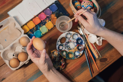 Cropped hands of woman holding easter egg