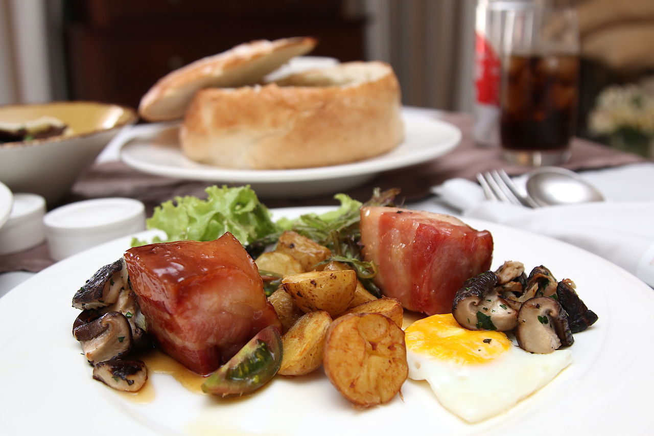 CLOSE-UP OF FOOD ON PLATE