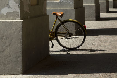Perspective of an arcade and partial view of a bicycle