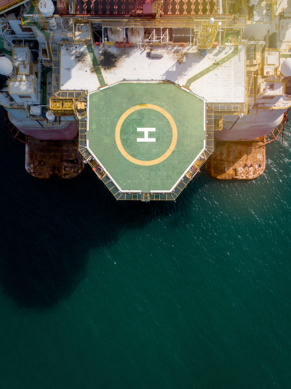 HIGH ANGLE VIEW OF SHIP IN HARBOR