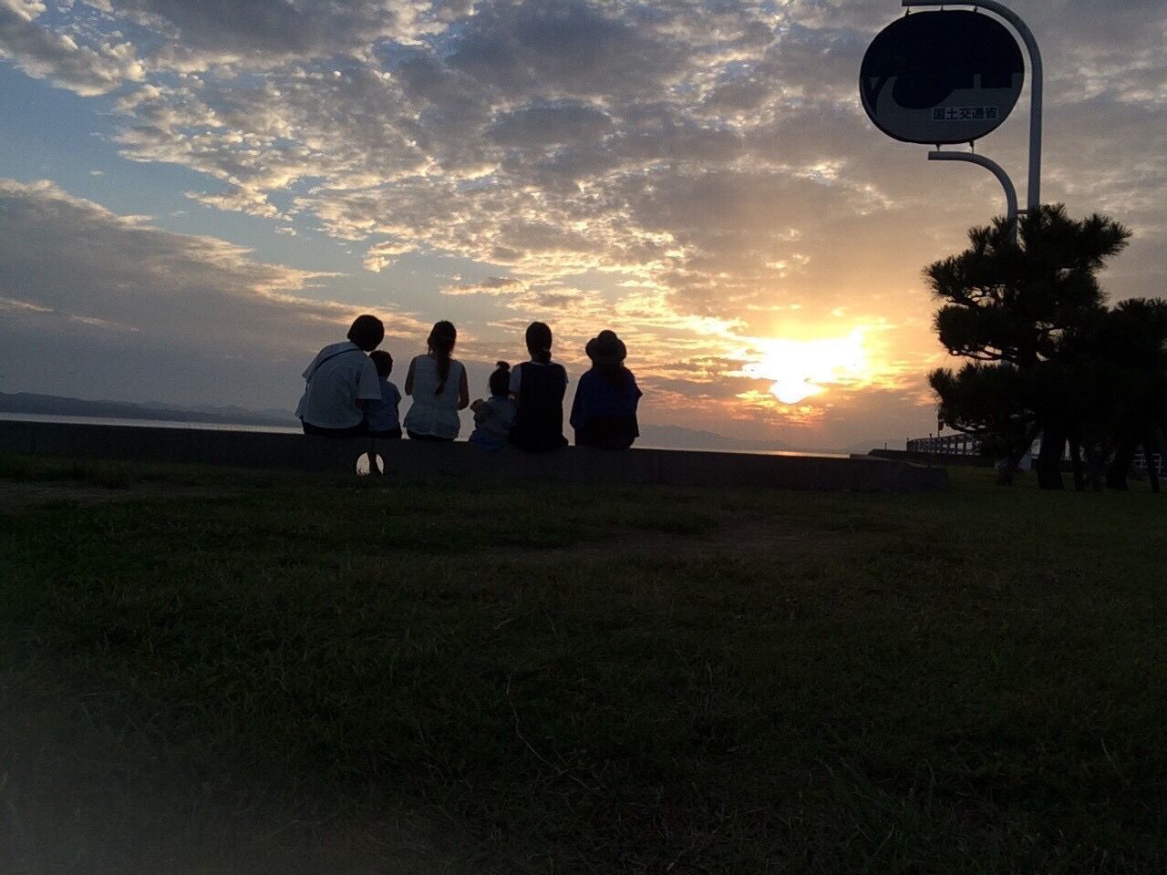 sunset, sky, leisure activity, lifestyles, tranquil scene, scenics, tranquility, sun, men, beauty in nature, cloud - sky, landscape, nature, silhouette, grass, togetherness, field, idyllic