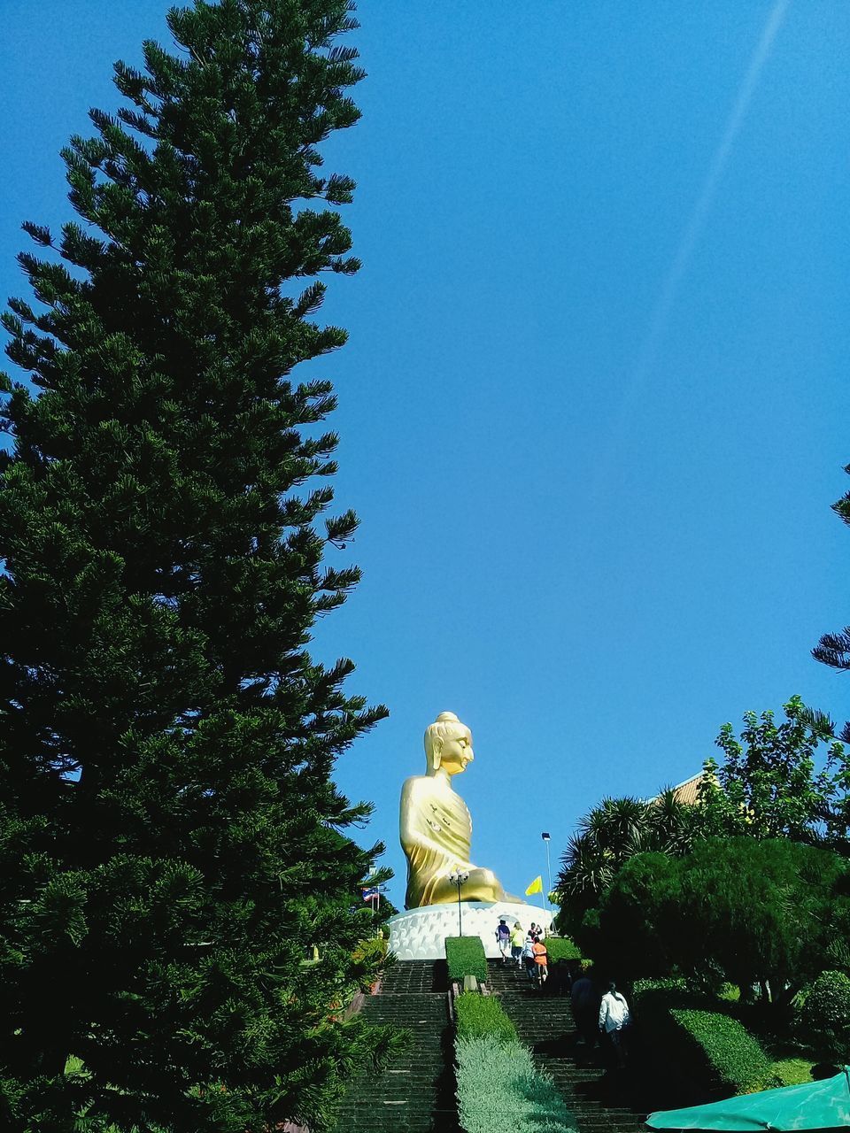 LOW ANGLE VIEW OF STATUES AGAINST CLEAR BLUE SKY